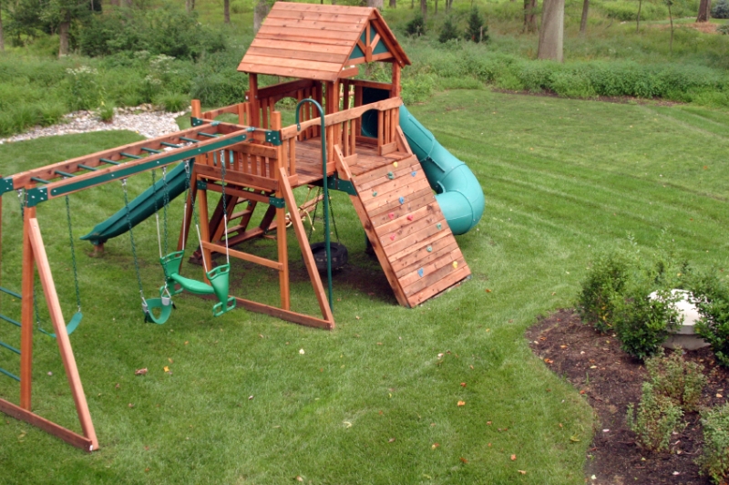 A Guide to Choosing the Right Garden Playhouse